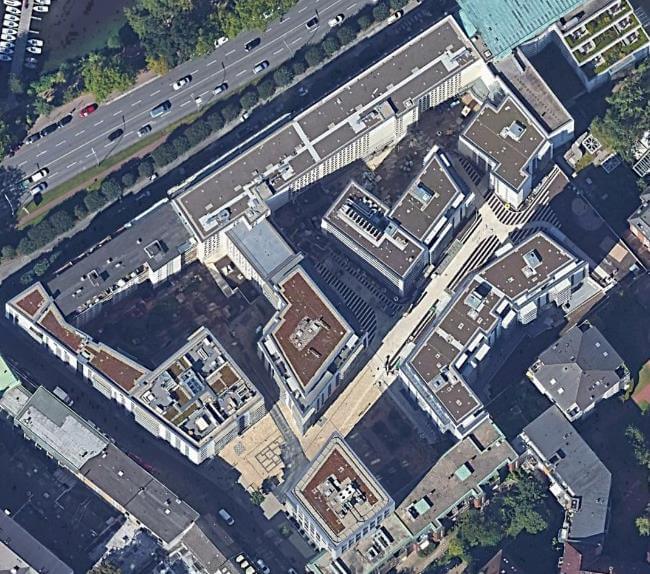 Blick auf die Baustelle des Alstercampus, 2. Bauabschnitt in Hamburg, mit Baugerüsten und modernen Architektur-Elementen.