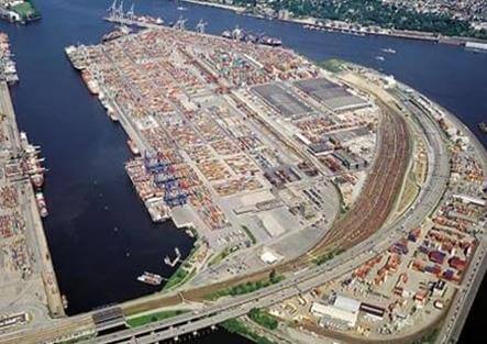 Blick auf den Burchardkai in Hamburg während des Ausbaus, mit Kränen und Baustellenfahrzeugen.