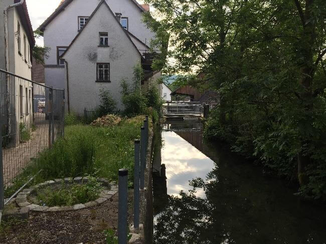 Baugrube für das Projekt Scheerermühle in Oberkochen, mit Wasserhaltungssystem im Einsatz.