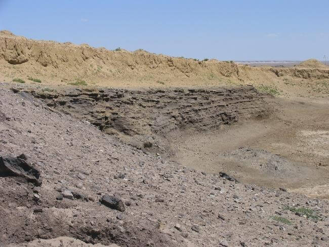 Ölsandlagerstätte Beke in der Region Mangistau, Kasachstan: Landschaft mit Ölsandvorkommen und geologischen Strukturen.