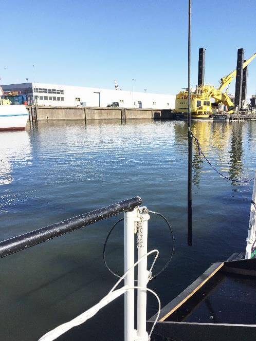 Sedimentprobenahme im Hafen von Cuxhaven zur Analyse und rechtlichen Bewertung von Hafensedimenten.