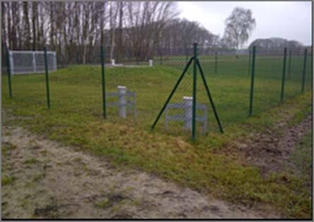 Bauarbeiter installieren Rohre in einer Baustelle für Brunnen- und Rohrleitungsbau in Bruchhausen-Vilsen, Niedersachsen.