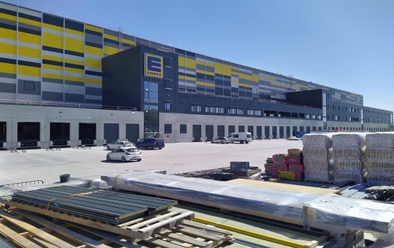 Edeka Zentrallager in Rastatt: modernes Logistikgebäude mit Lagerflächen und Fahrzeugen auf dem Gelände.