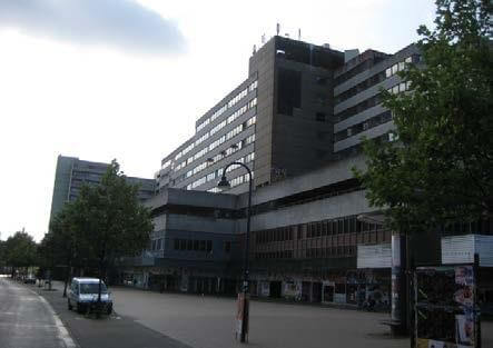 Verfallenes Einkaufszentrum in Hamburg Altona, zeigt leerstehende Geschäfte und graue Fassaden.
