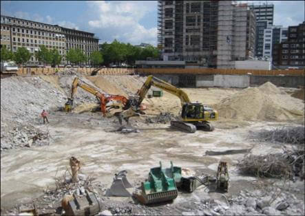 Verfallenes Einkaufszentrum in Hamburg Altona mit Graffiti-bedeckten Wänden und zerbrochenen Fenstern.