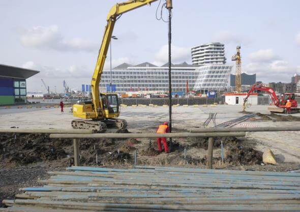 Erdbauplanung für das Straßennetz am Strandkai in Hamburg, zeigt Geländeprofile und geplante Verkehrswege.