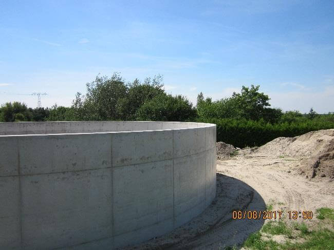 Bauarbeiten am Mischwasserspeicher der Kläranlage Gräfenhainichen, Sachsen-Anhalt, mit Betonfundament und Baustellenausrüs