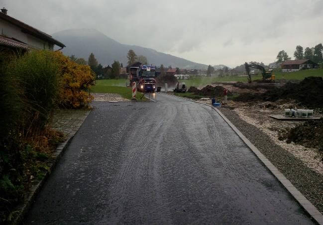 Bauarbeiter legen die Fundamente für neue Wohngebäude im Baugebiet Staufenweg, Inzell.