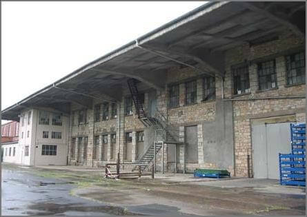 Ansicht des ehemaligen Emaillierwerks in Fulda, umgebaut zum Fachmarktzentrum mit moderner Architektur.
