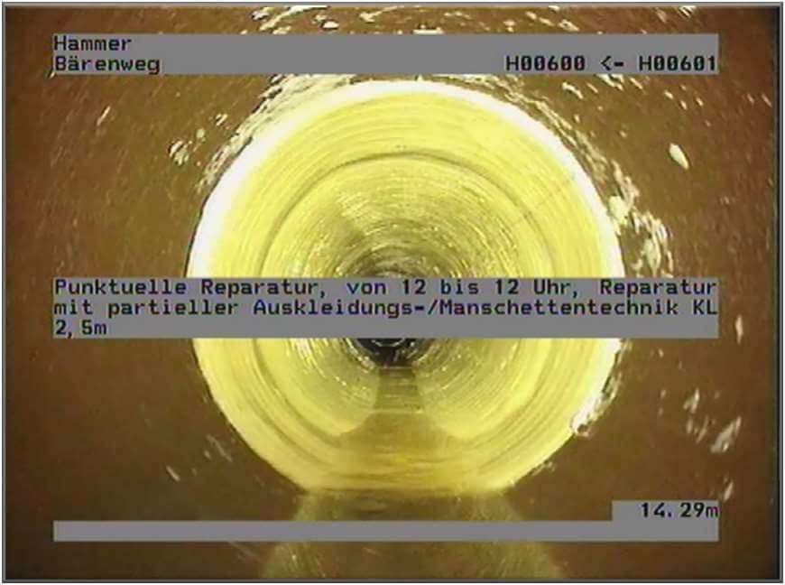 Bild einer grabenlosen Kanalsanierung in Siegsdorf, Bayern, zeigt die moderne Technik und Ausrüstung im Einsatz.
