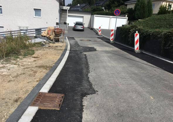 Blick auf den modernen Wohnbereich im Neubaugebiet Am Berg, umgeben von grüner Landschaft.