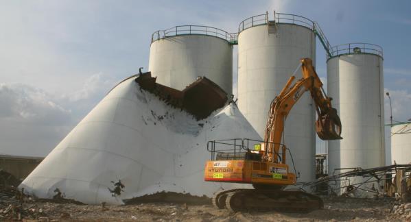 Blick auf die Baustelle des Rückbauprojekts Hainan Road in Durban, Südafrika, mit schweren Maschinen und Bauarbeiten.