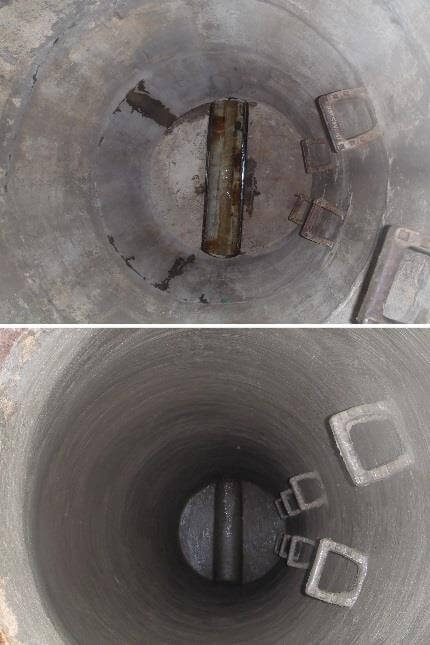 Bauarbeiter prüfen die Baustelle für den Kanalneubau in Siegsdorf, Bayern, umgeben von Baumaschinen und Baustellenabsperrun