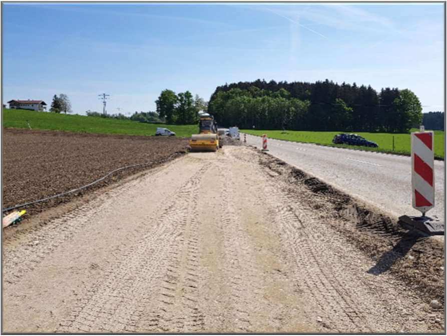 Bauarbeiten am Geh- und Radweg entlang der Kr TS 8 zwischen Aiglsham und Herndling, Bayern.