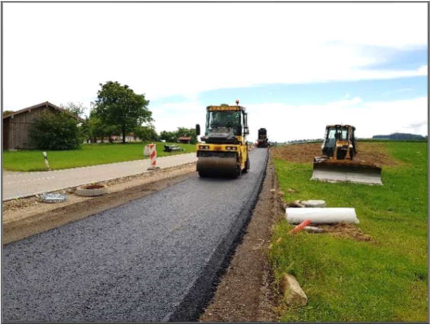 Bauarbeiten am Geh- und Radweg entlang der Kr TS 8 zwischen Aiglsham und Herndling, Bayern.