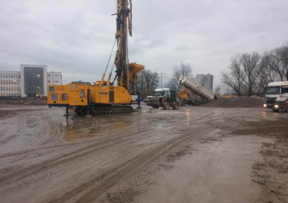 Blick auf die Baustelle des neuen Logistikzentrums mit Fokus auf die Kommissionierungsbereiche und Baufortschritt.