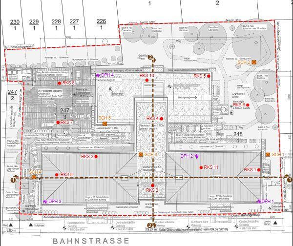 Moderne Fassade des Neubaus eines Pflegeheims in Gau-Odernheim, Rheinland-Pfalz, mit begrünten Eingangsbereich.