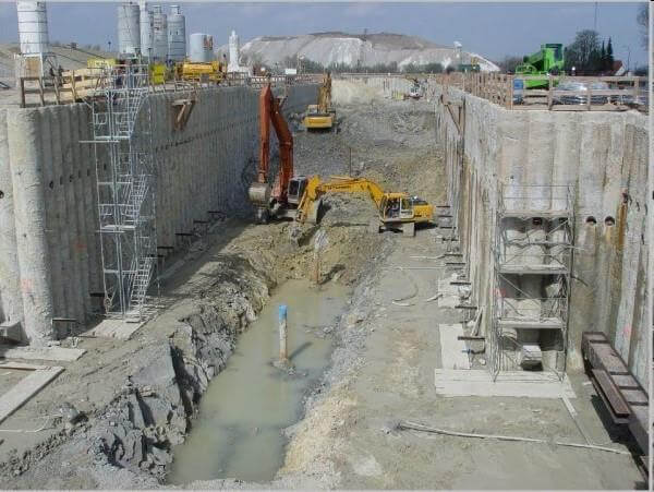 Bauarbeiten an der neuen Schleuse Bolzum in Niedersachsen, mit Betonarbeiten und Baustellenfahrzeugen im Vordergrund.