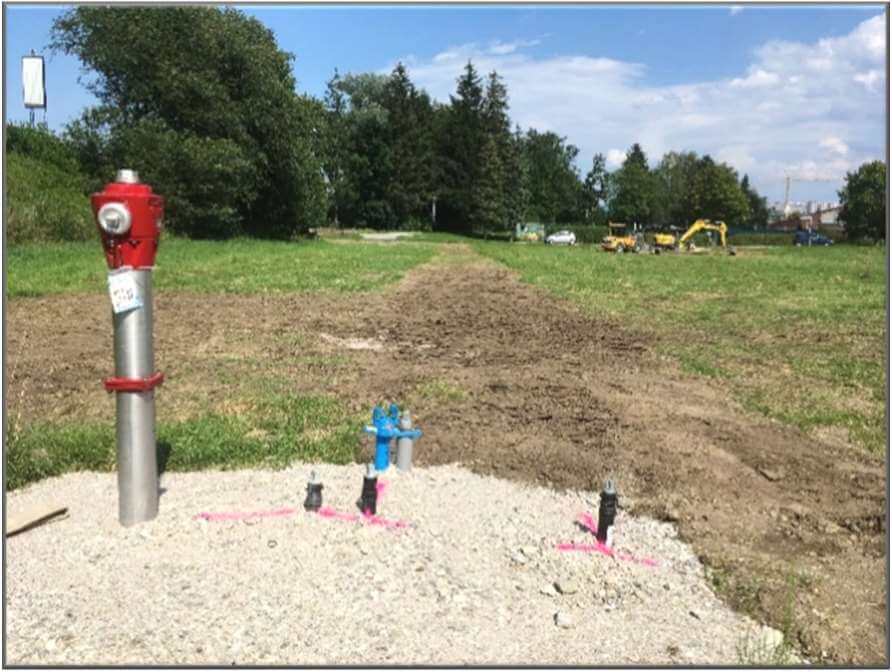 Bauarbeiter verlegen Rohre für die neue Trinkwasserleitung in der Ganghoferstraße, Piding, Bayern.