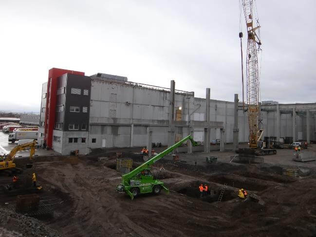 REWE-Zentrallager in Koblenz: Außenansicht des modernen Logistikgebäudes auf der August-Horch-Straße.