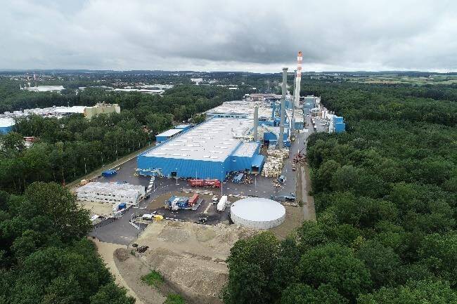 Moderne Rockwool Fabrikansicht in Neuburg/Donau, Bayern, umgeben von grüner Landschaft.