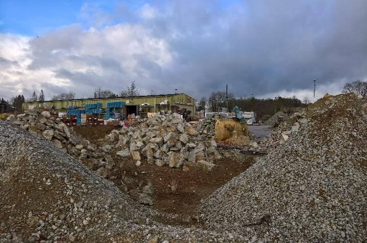 Blick auf die Rückbauarbeiten der BayWa AG in München, mit Baustellenfahrzeugen und Abbruchmaterialien.