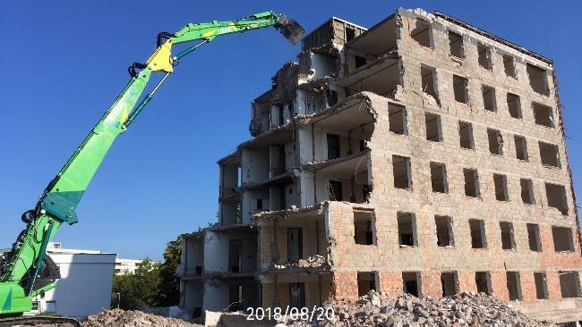 Blick auf das Theophil-Wurm-Studentenwohnheim vor dem Rückbau in Reutlingen, zeigt die Gebäudestruktur und Umgebung.
