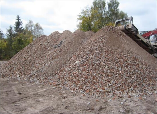 Rückbauarbeiten am ehemaligen Krankenhaus in St. Georgen, Baustelle mit Maschinen und Abbruchmaterial.