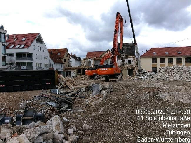 Baustelle des Rückbaus der ehemaligen Kreissparkasse mit Abbrucharbeiten und Baustellenfahrzeugen.
