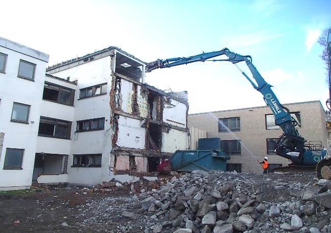 Blick auf den Rückbau von Haus 19 im Zentrum für Psychiatrie RV-Weissenau, Baustelle mit Baugeräten und Abbruchmaterial.