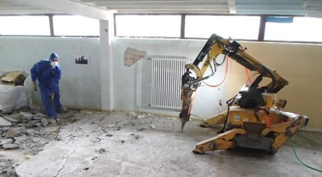 Blick auf den Rückbau von Haus 19 im Zentrum für Psychiatrie RV-Weissenau, Baustelle mit Maschinen und Bauabfällen.