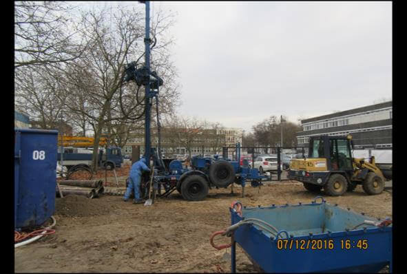 Sanierungsarbeiten an BTEX/MKW-Schaden in Berlin-Lankwitz, Baustelle mit Ausgrabungen und Sicherheitsmaßnahmen.