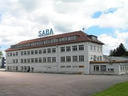 Sanierung des SABA-Geländes: Baustelle mit Bagger und Materialien in Villingen-Schwenningen, Baden-Württemberg.