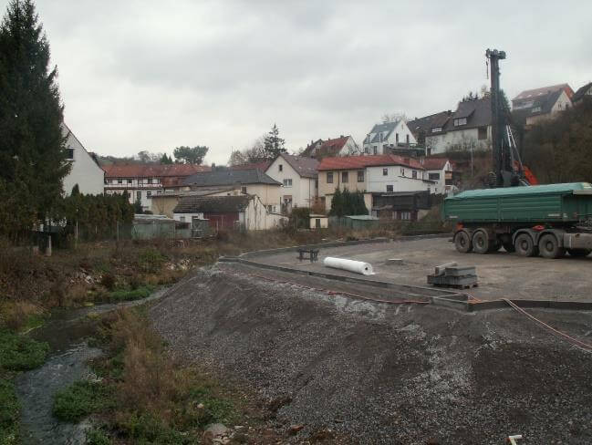 Sanierung der Sattler Altlast in Schonungen: Baustelle mit Maschinen und Arbeitern bei der Bodenbearbeitung.