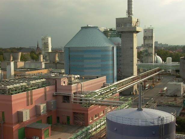 Anlage zur Schlammbehandlung und Co-Fermentation im Industriepark Höchst, Hessen, mit modernen Technologien im Einsatz.
