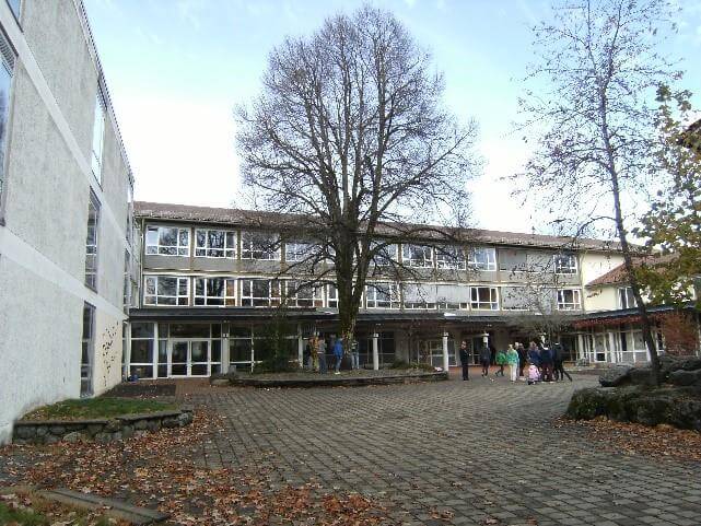 Ansicht des modernen Schulzentrums Isny im Allgäu mit klaren Linien und ansprechender Architektur.