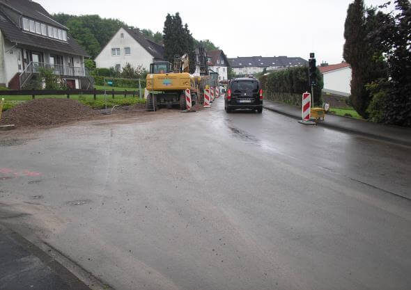 Blick auf die Baustelle der Birkeshöh- und Jägerstraße mit Bauarbeiten und Verkehrssicherungsmaßnahmen.