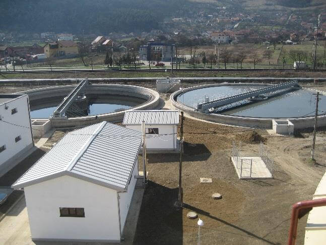 Blick auf die neu gestaltete Kläranlage Deva mit erweiterten Anlagen und modernisierter Infrastruktur.