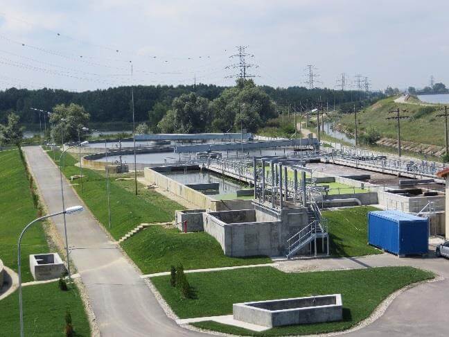 Ansicht der Kläranlage Slatina während des Umbaus mit neuen Erweiterungen im Hintergrund.