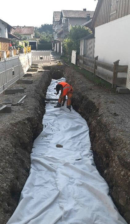 Baustelle zur Wasserleitungsauswechslung in Stein a. d. Traun, B304, Fabrikstraße, Traunreut, Bayern.