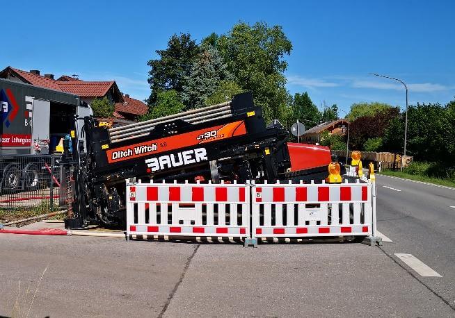 Bauarbeiter verlegen neue Wasserleitungen an der B304 in Traunreut, Bayern.