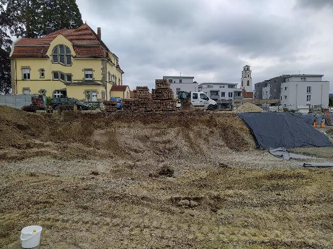 Moderne Architekturansicht des Wohnparks Villa Graf in Gottmadingen, umgeben von grüner Landschaft.