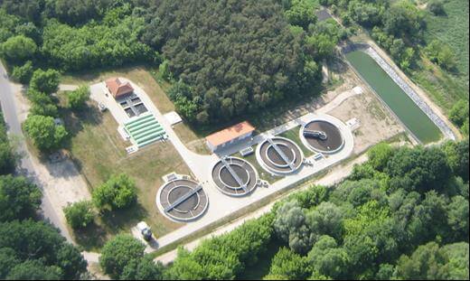 Blick auf die Zentralkläranlage in Zossen, Brandenburg, mit Klärbecken und umliegender Infrastruktur.